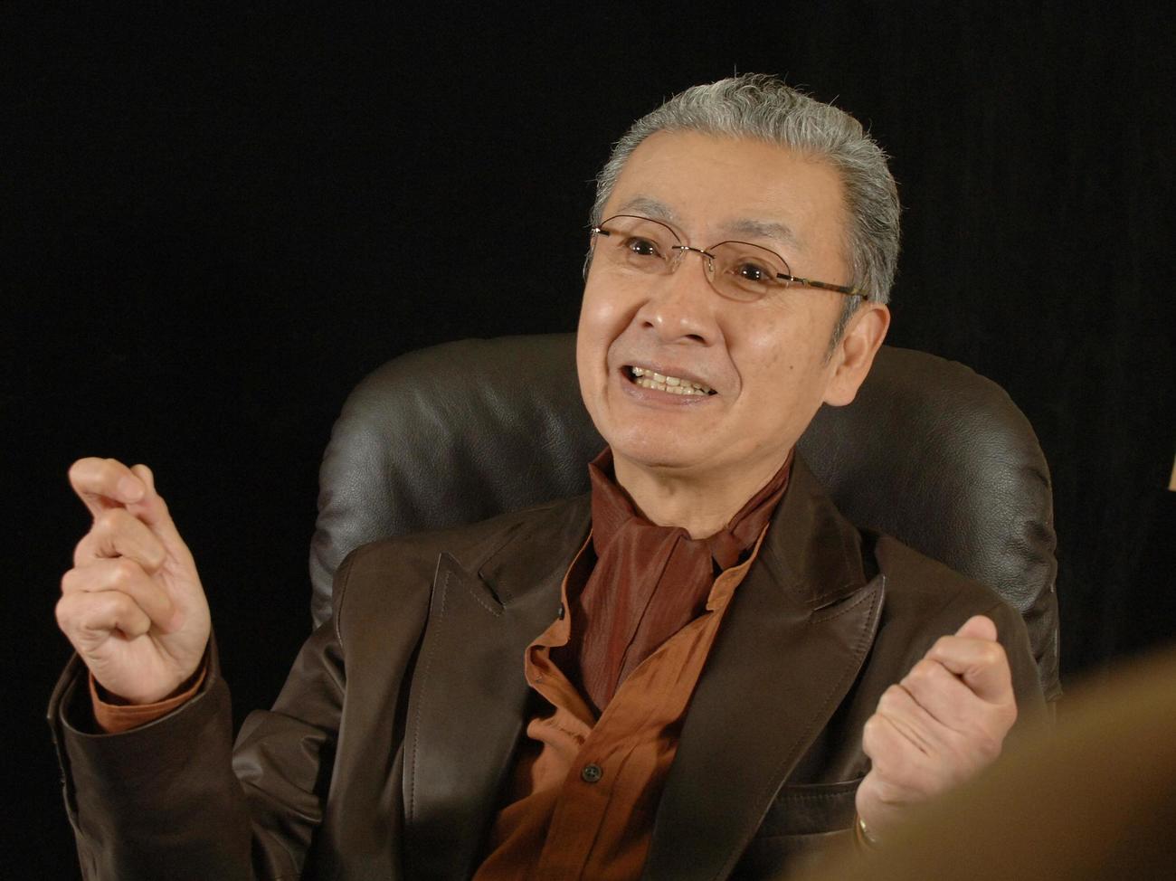 笑顔で取材に応じる久米宏さん（2005年1月撮影）