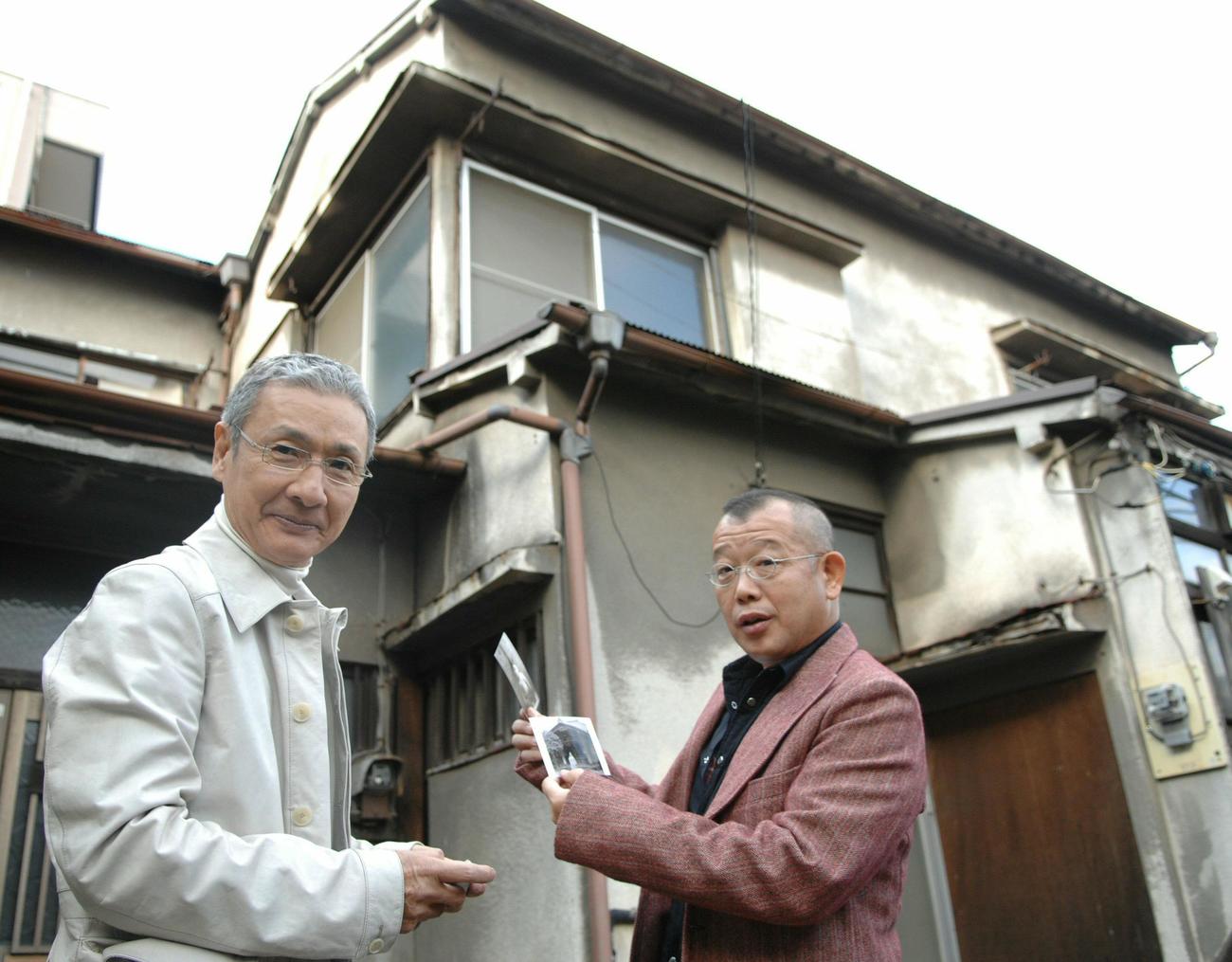 5歳の時から4年間を過ごした家の前で笑福亭鶴瓶（左）と談笑する久米宏さん（2006年12月撮影）