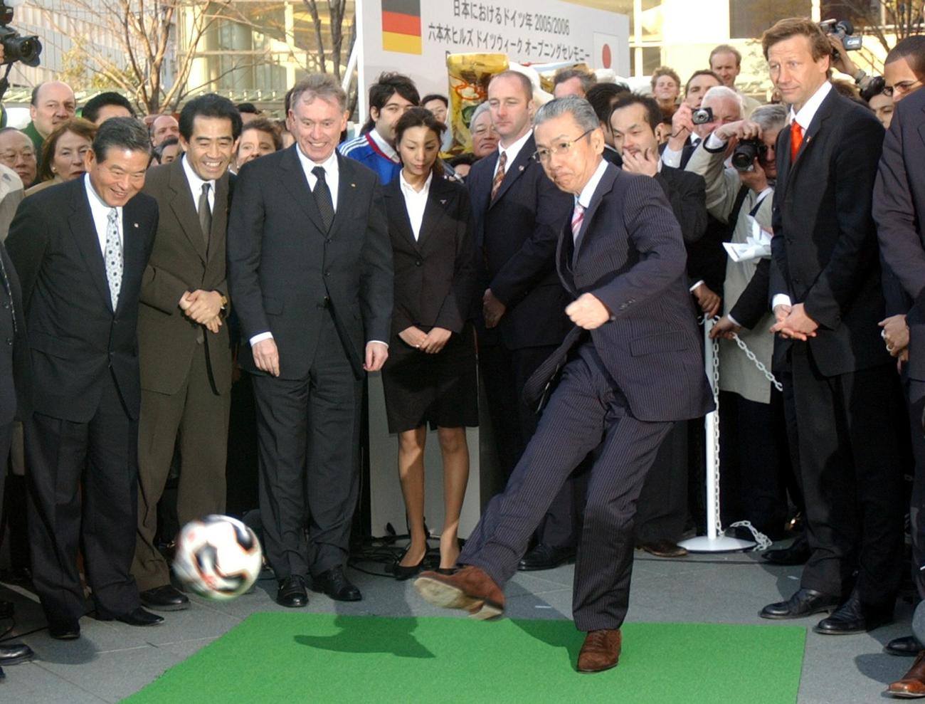 W杯ドイツ大会のイベントで豪快なシュートを披露する久米宏さん（2005年4月撮影）