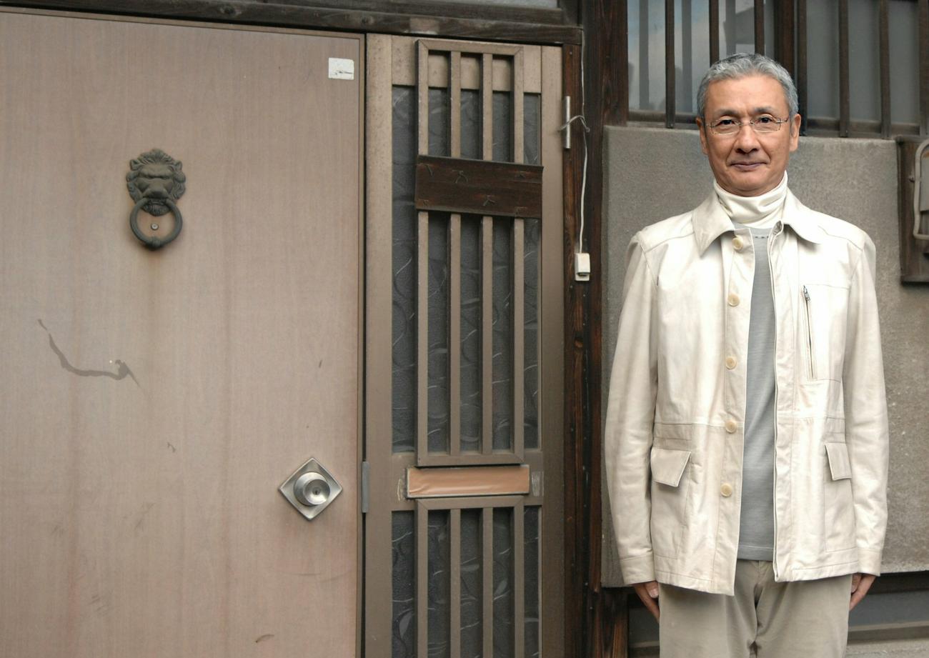 久米宏さんは5歳の時から4年間を過ごした家の玄関前に立つ（2006年12月撮影）