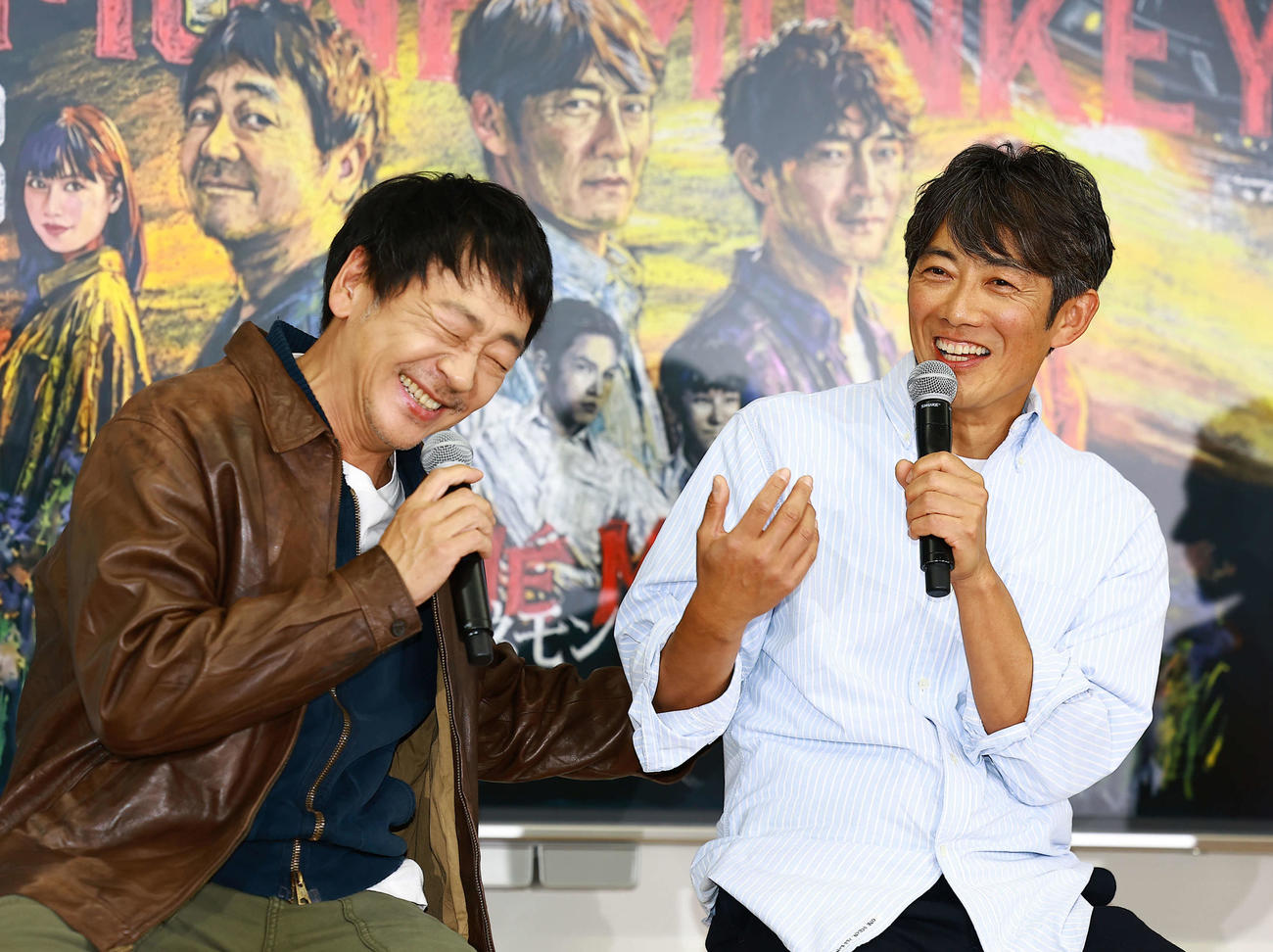 フジテレビのドラマ「ラムネモンキー」制作発表会見に登場した大森南朋（左）と反町隆史（撮影・野上伸悟）