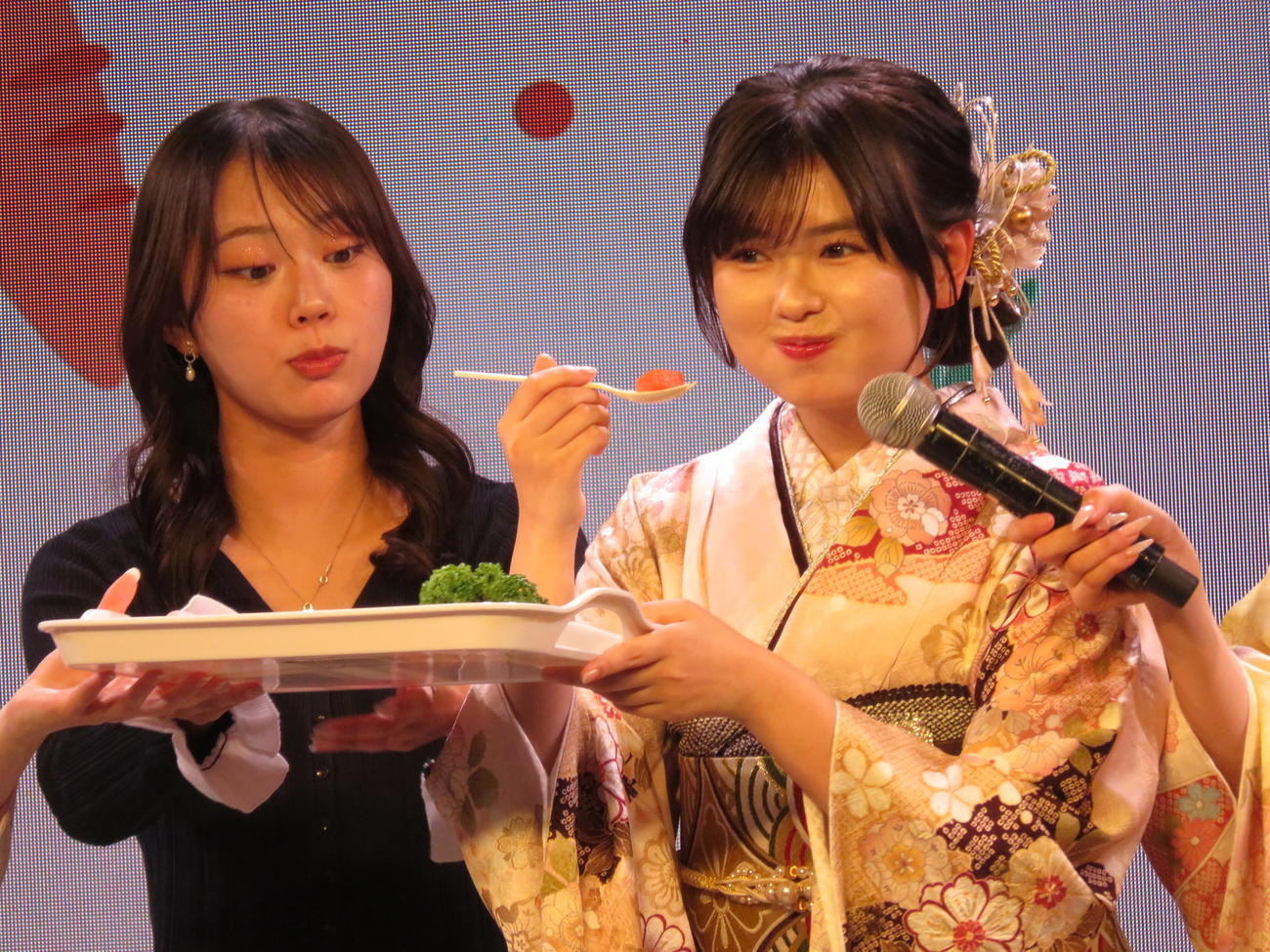 苦手なにんじんの実食に挑戦した長浜広奈（右）