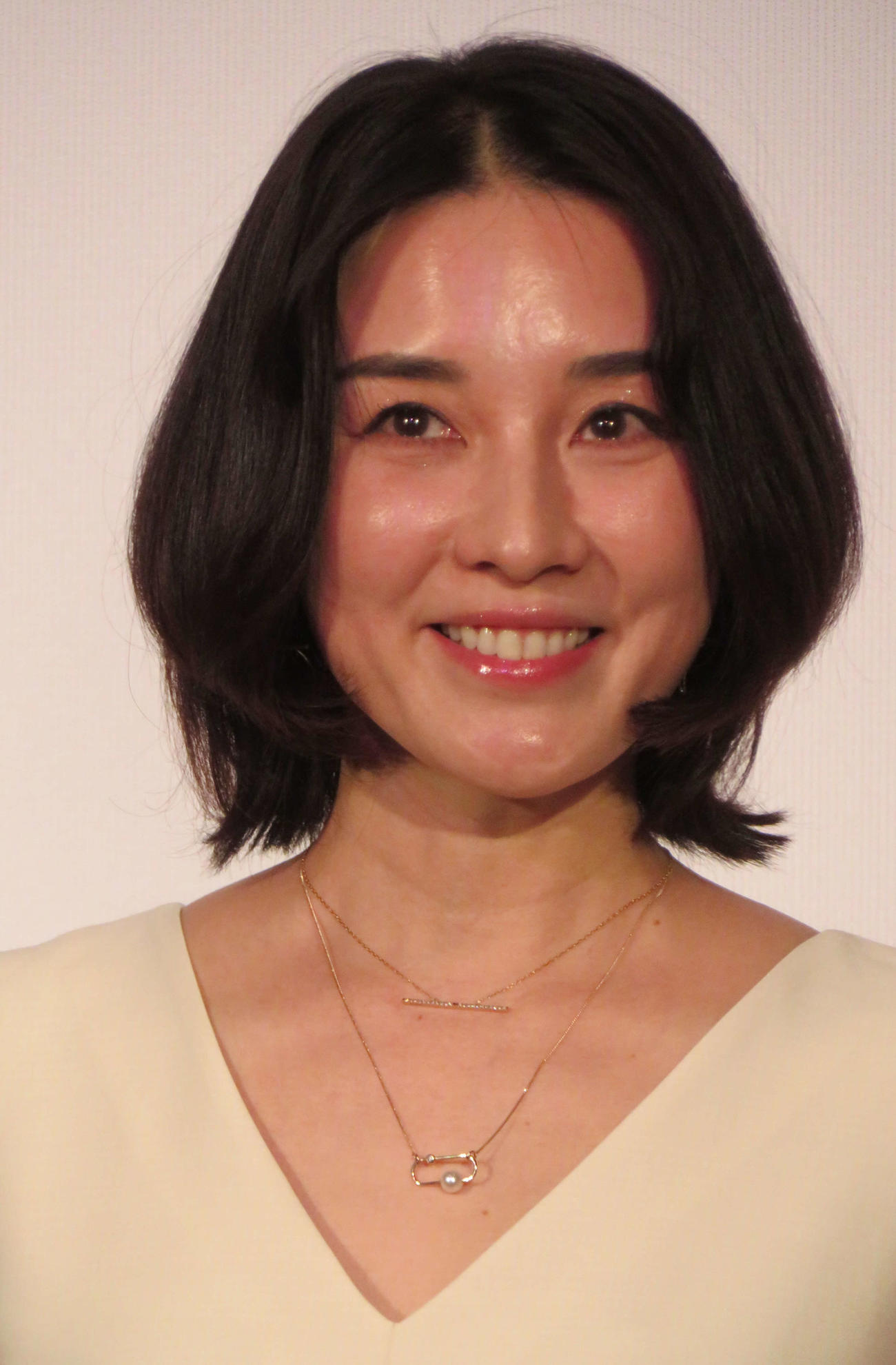 映画「ただいまって言える場所」の完成披露舞台あいさつを行った伊藤歩
