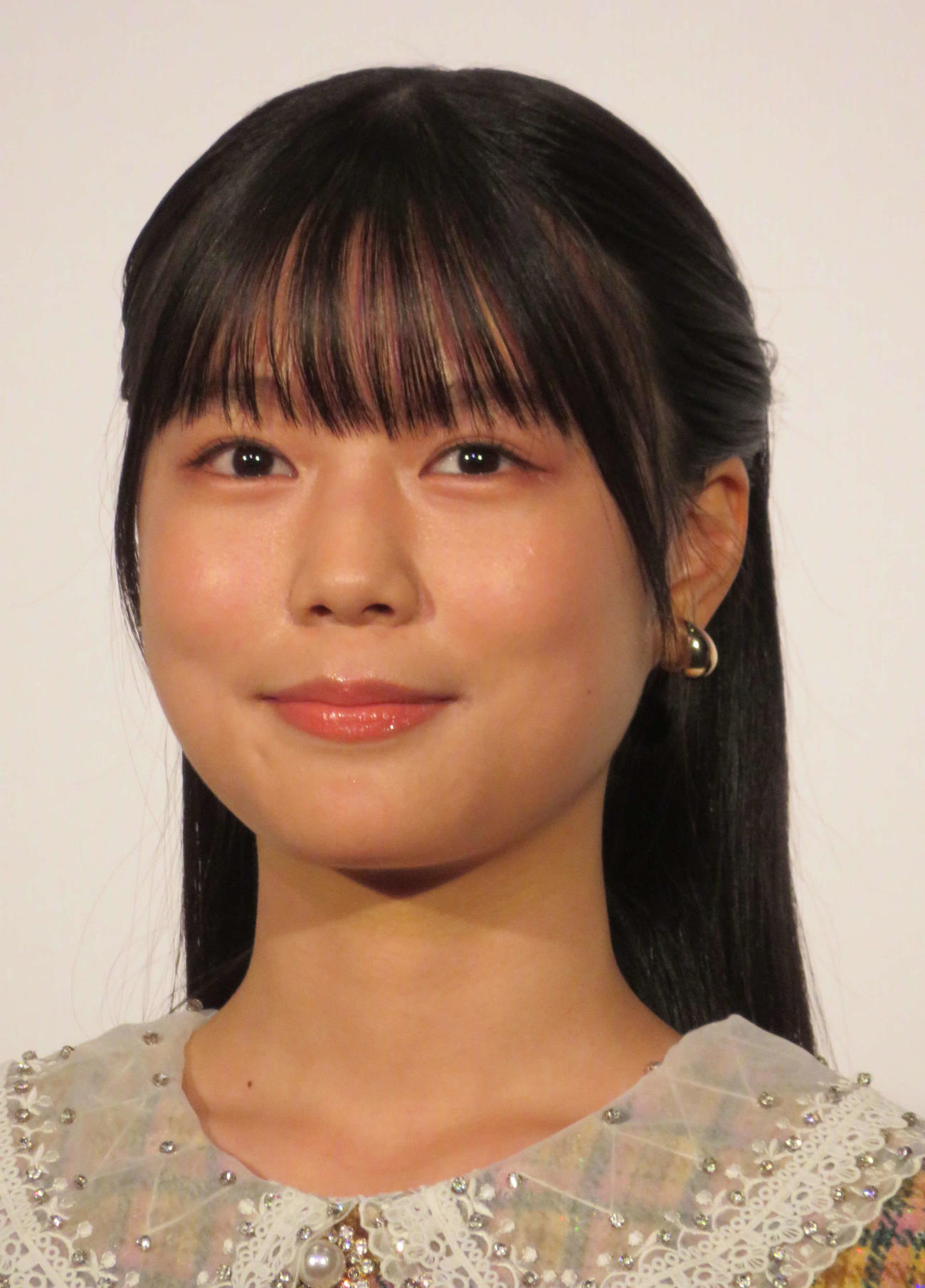 映画「ただいまって言える場所」の完成披露舞台あいさつを行った川口真奈