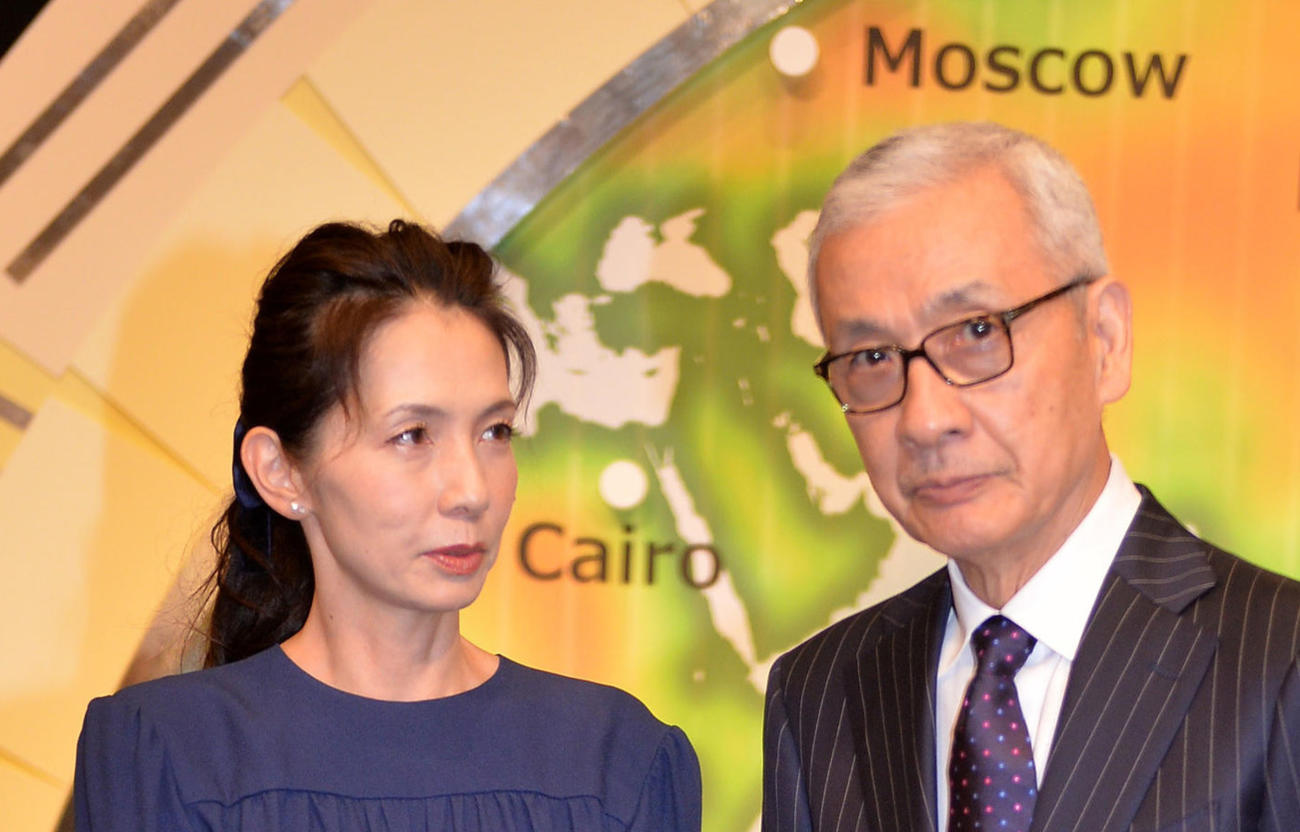 渡辺真理（左）と久米宏さん（2016年撮影）
