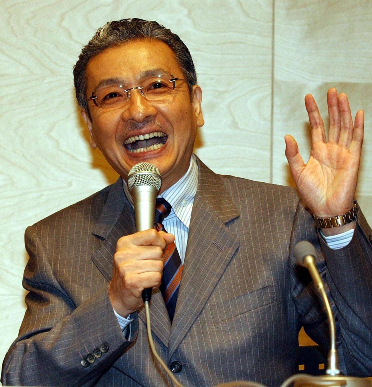会見で冗舌に語る久米宏さん(2003年8月撮影）