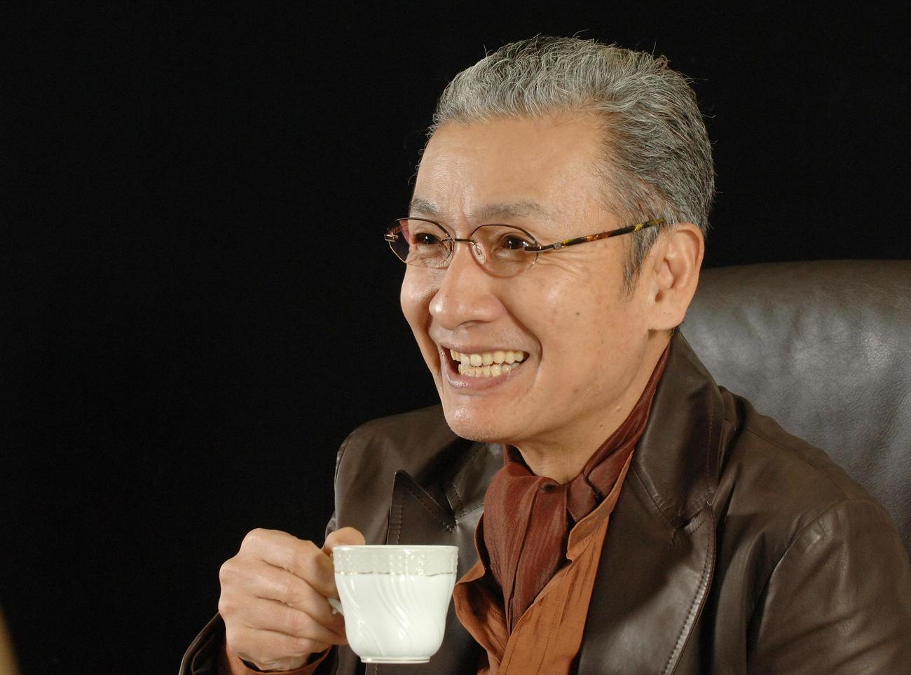 事務所で笑顔で応じる久米宏さん（2005年1月撮影）