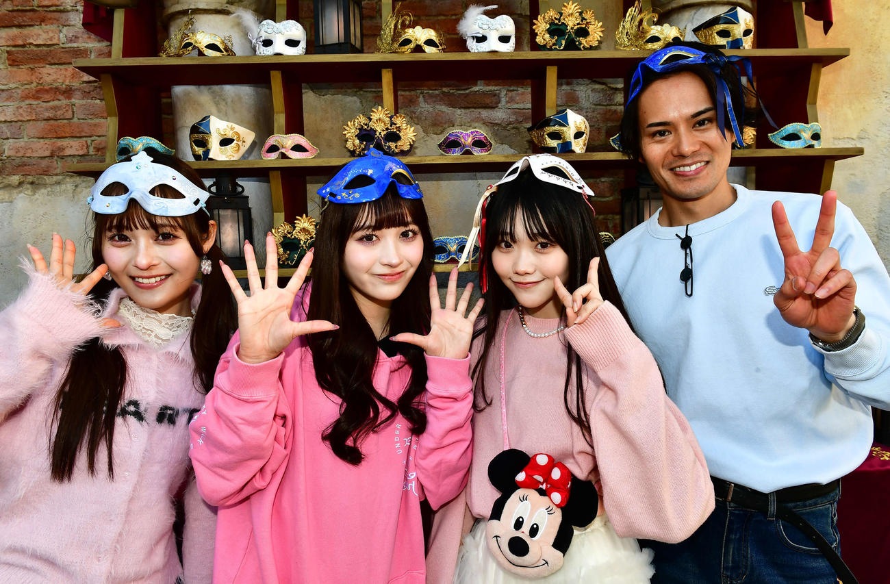 東京ディズニーシーのエリア「パラッツォ・カナル」でスペシャルイベント「ディズニーストーリービヨンド」第3弾をを体験した、左からMORE STARの森田あみ、山本るしあ、遠藤まりん、俳優の近藤雄介（撮影・松尾幸之介）