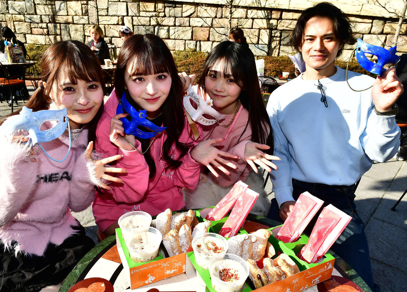 東京ディズニーシーのエリア「パラッツォ・カナル」で特別メニューを試食した、左からMORE STARの森田あみ、山本るしあ、遠藤まりん、俳優の近藤雄介（撮影・松尾幸之介）