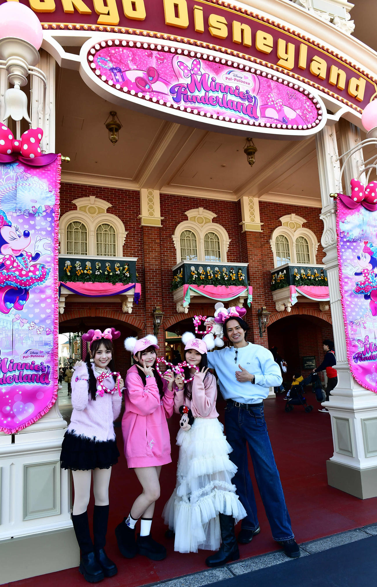東京ディズニーランドのスペシャルイベントシリーズ「ディズニー・パルパルーザ」第5弾「ミニーのファンダーランド」を体験した、左からMORE STARの森田あみ、山本るしあ、遠藤まりん、俳優の近藤雄介（撮影・松尾幸之介）