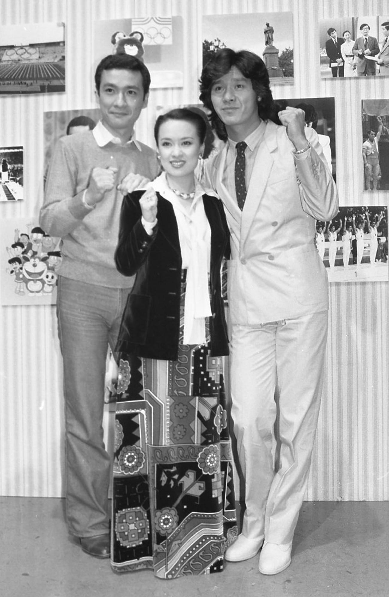 テレビ朝日「オリンパソ’80」の記者会見に出席した総合司会の久米宏さん。中央はジュディ・オング。右は西城秀樹さん（1980年4月撮影）