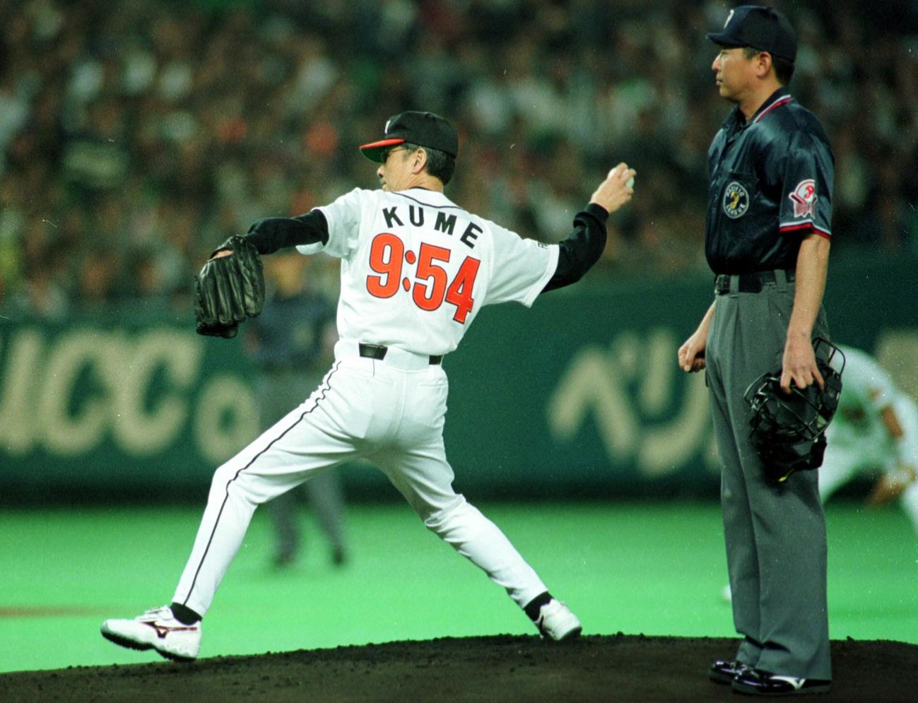 ダイエー戦で始球式を務めた久米宏さん。背番号はテレビ朝日「ニュースステーション」が始まる9時54分にちなみ9：54（2000年4月撮影）