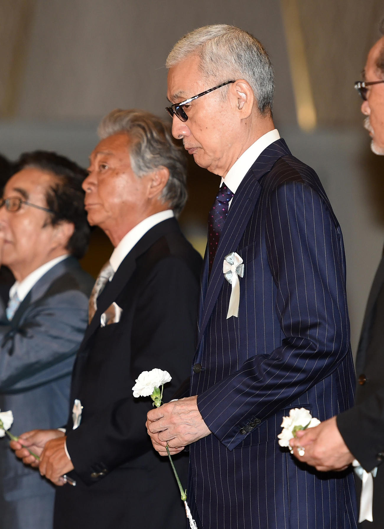 2016年9月、大橋巨泉さんお別れの会で献花する久米宏とみのもんた（左）
