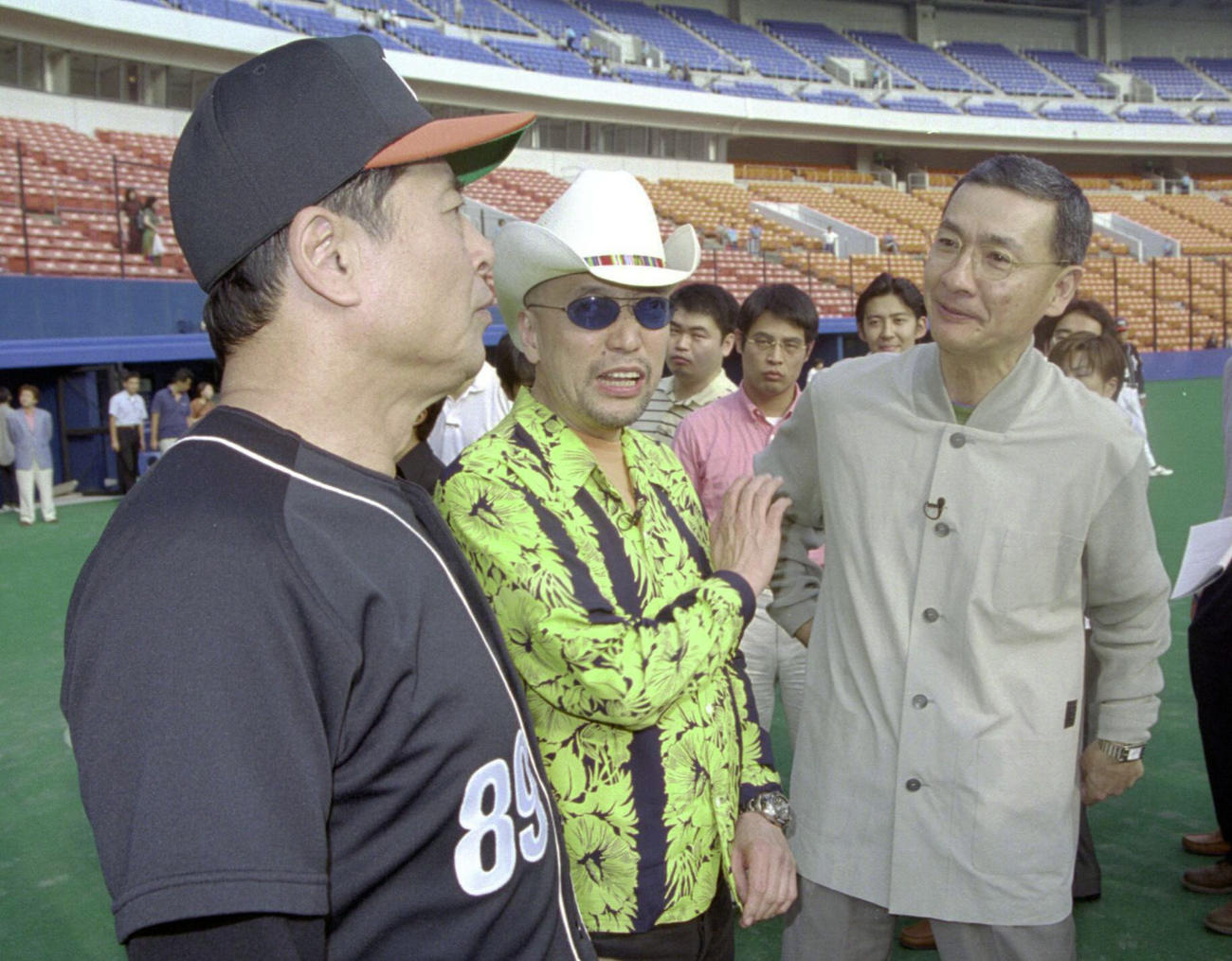 ダイエー王貞治監督（左）を激励する久米宏さんとタレントでプロデューサーのテリー伊藤（中央）（1999年7月撮影）