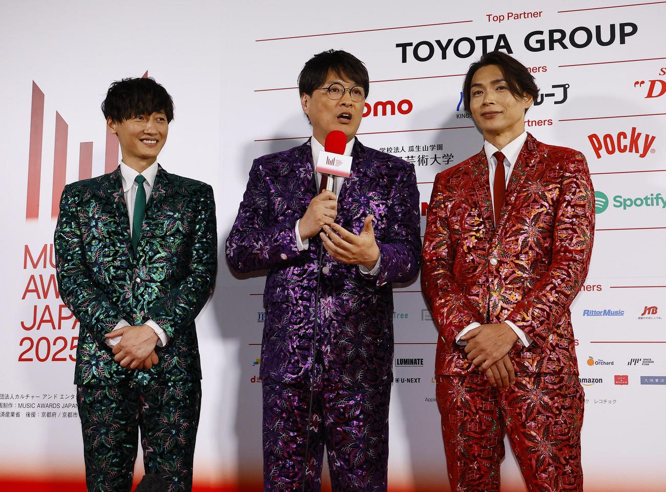左から純烈の後上翔太、酒井一圭、白川裕二郎（2025年5月撮影）