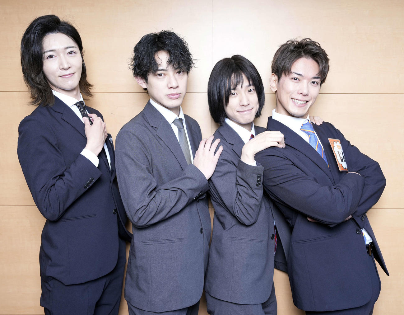 来社するモナキ。左からサカイJr.、ケンケン、おヨネ、じん（撮影・小島史椰）