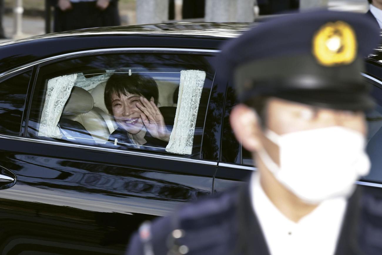 韓国の李在明大統領との世界遺産・法隆寺訪問を終え、笑顔で会場を後にする高市首相（共同）