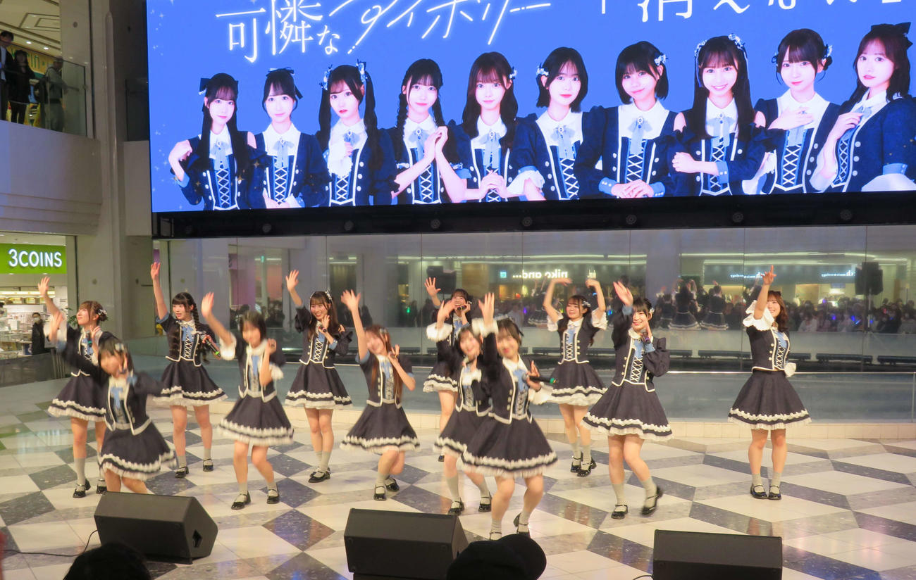 新曲「消えない」の発売記念イベントを行った、可憐なアイボリー