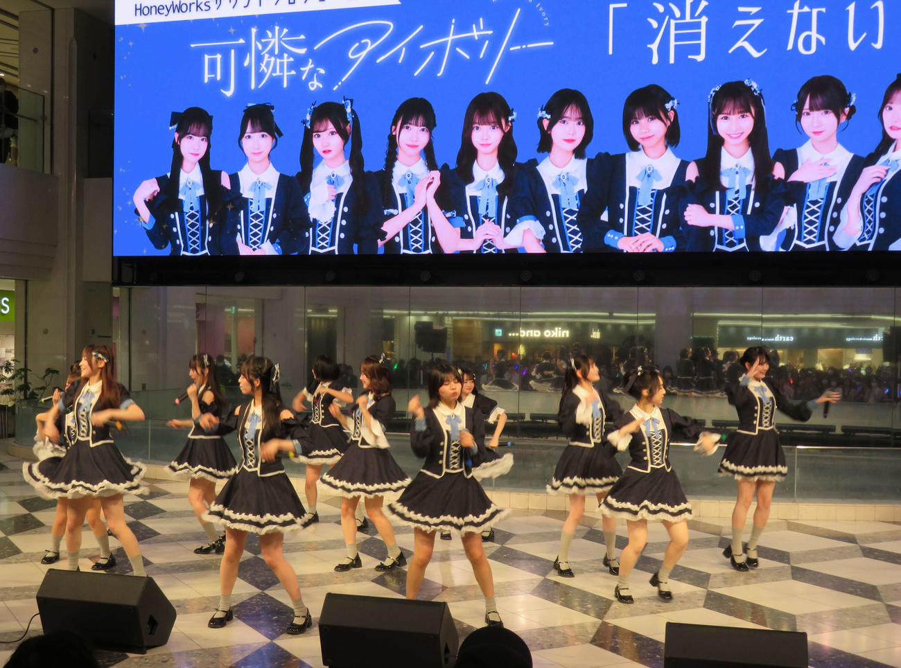 新曲「消えない」の発売記念イベントを行った、可憐なアイボリー