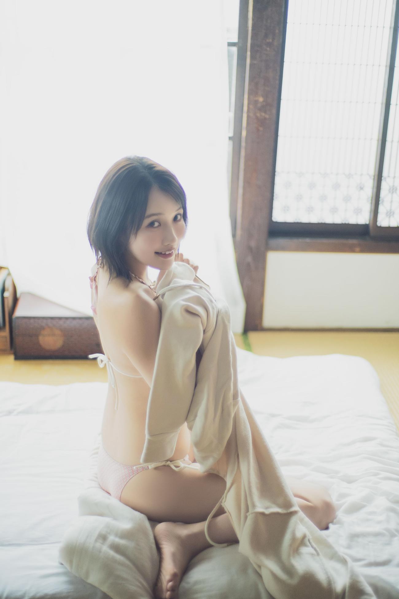 「グラビアンエイジVol.4」のグラビアに登場した小倉あずさ（C）石塚雅人／グラビアンエイジ