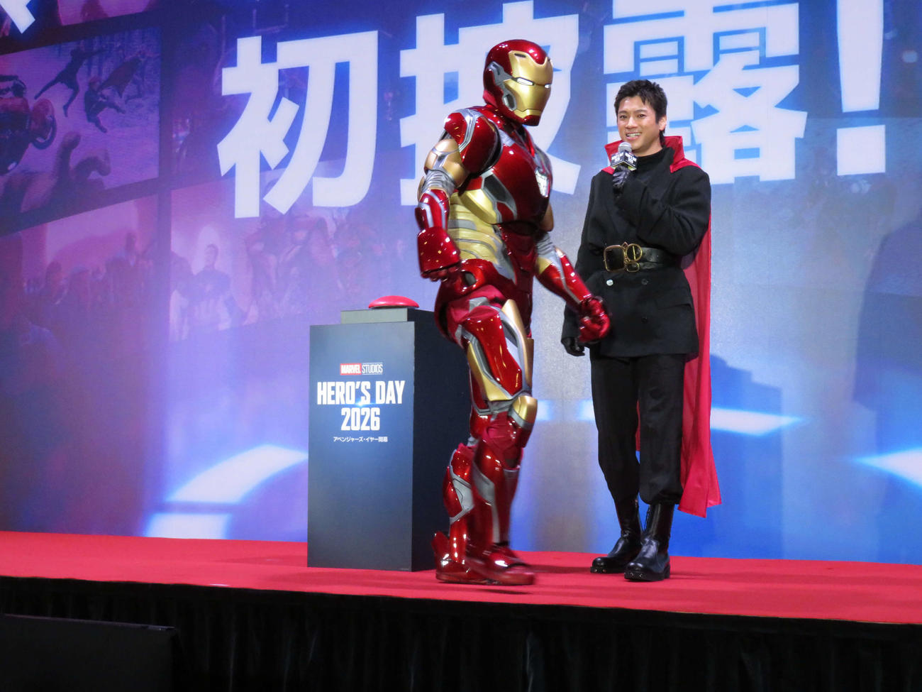 「ヒーローの日」アベンジャーズ重大ニュース発表イベントで、アイアンマンを羨望（せんぼう）のまなざしで見つめる山田裕貴（撮影・村上幸将）