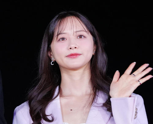 森香澄、透け感たっぷり肩出しコーデ「ちょっとズレちゃったら見えちゃう」「肩から色気出すぎ」