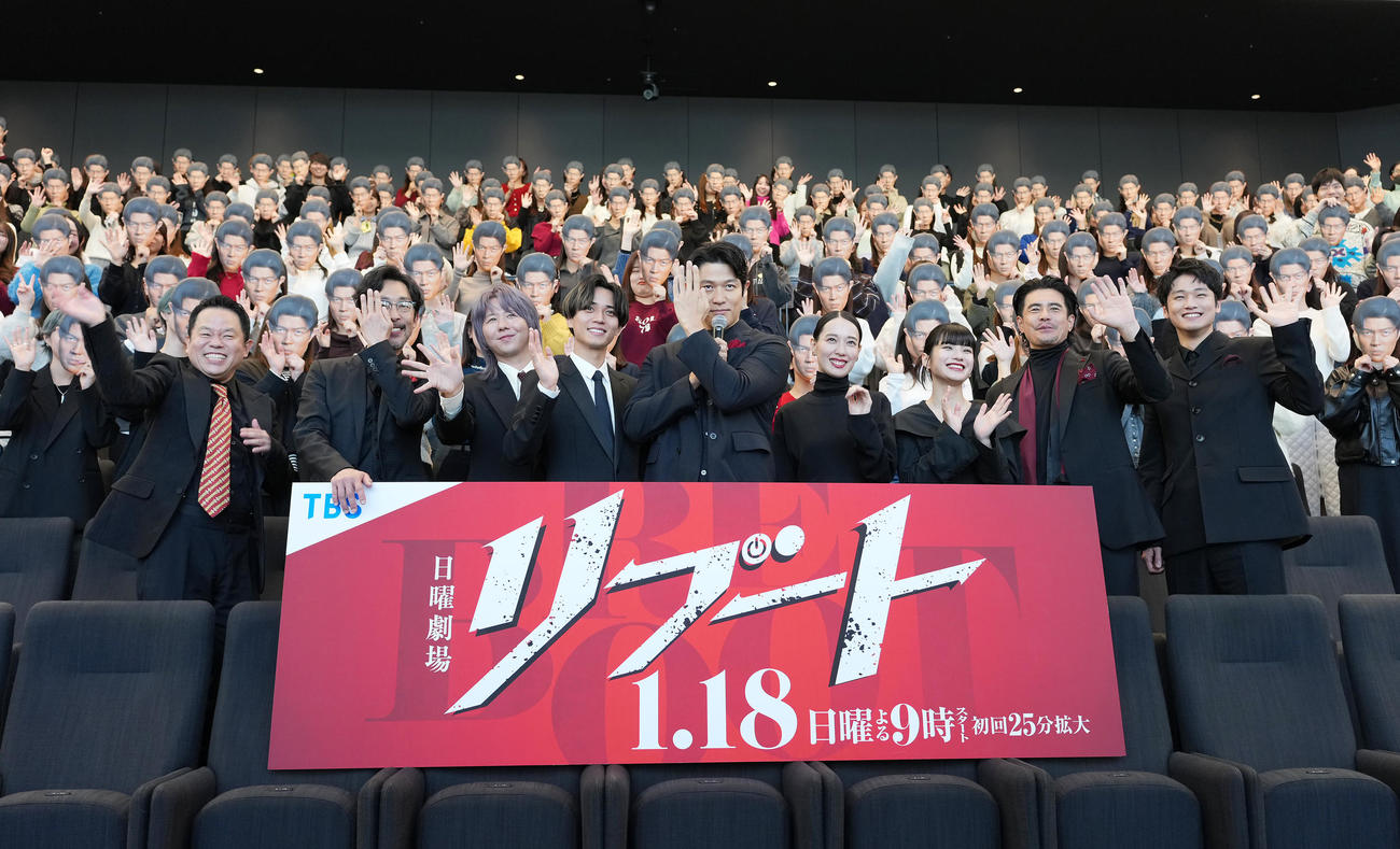 TBS日曜劇場「リブート」制作発表会見　写真に納まる出演者たち。左から津田篤宏、北村有起哉、藤澤涼架、永瀬廉、鈴木亮平、戸田恵梨香、蒔田彩珠、伊藤英明、中川大輔（撮影・垰建太）