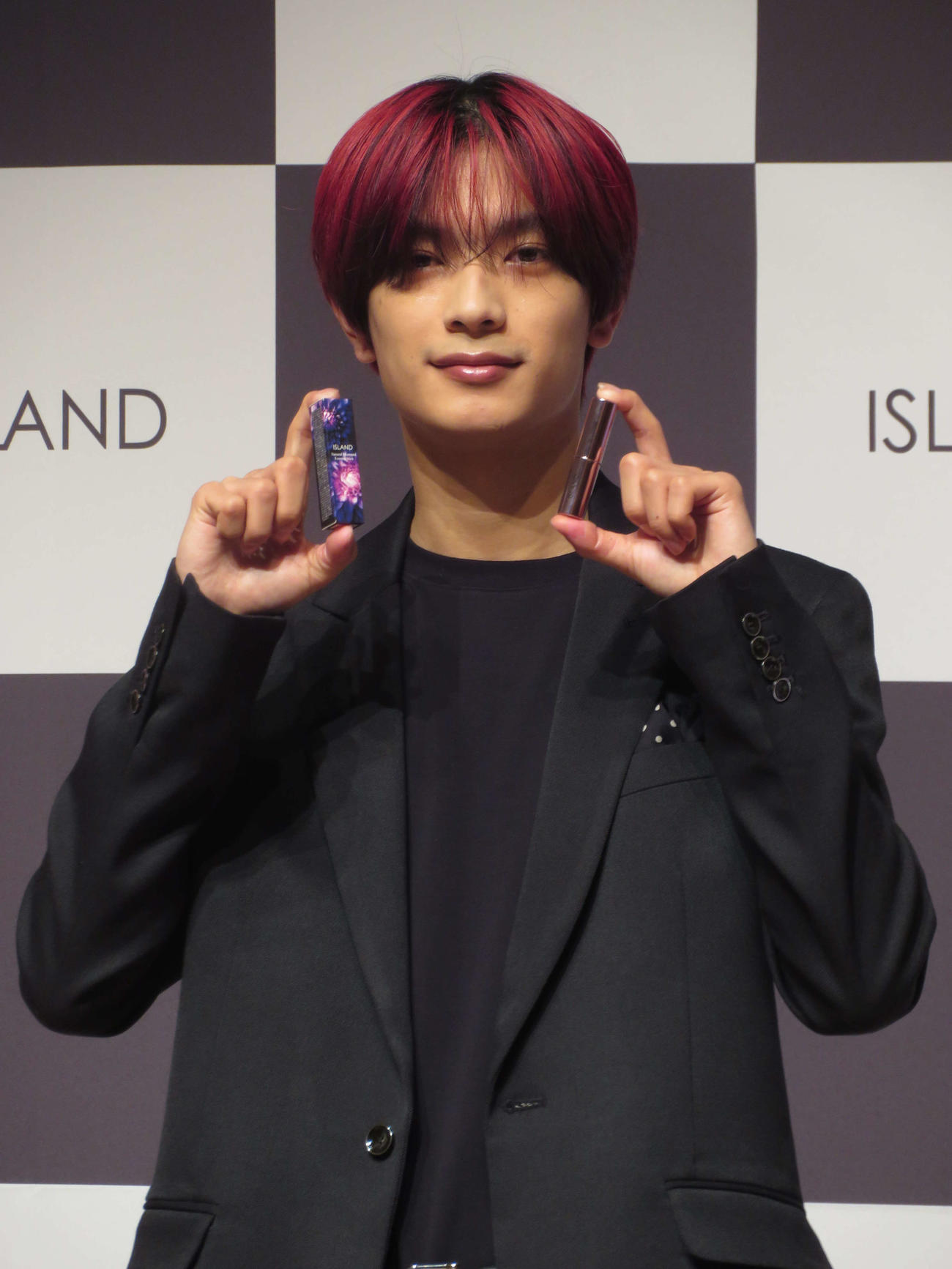 「『ISLAND』新商品発表会及び新CMお披露目」に登壇したなにわ男子の高橋恭平