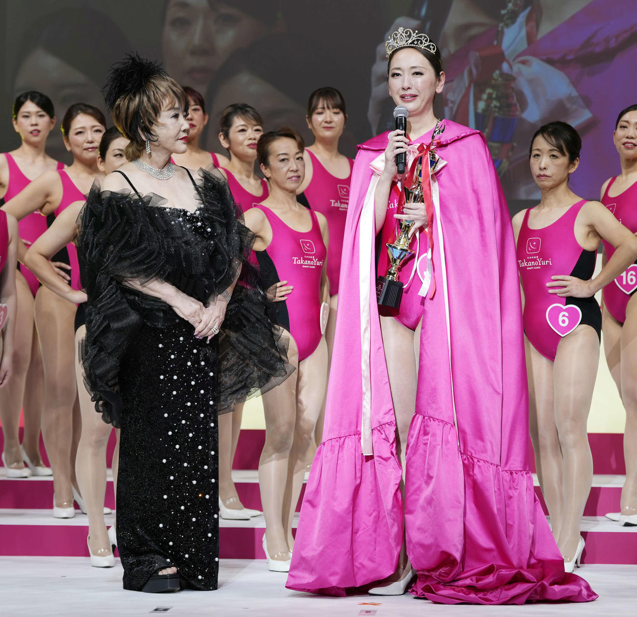 思いを語るグランプリの吉田和子さん（手前右）とたかの友梨（撮影・小島史椰）