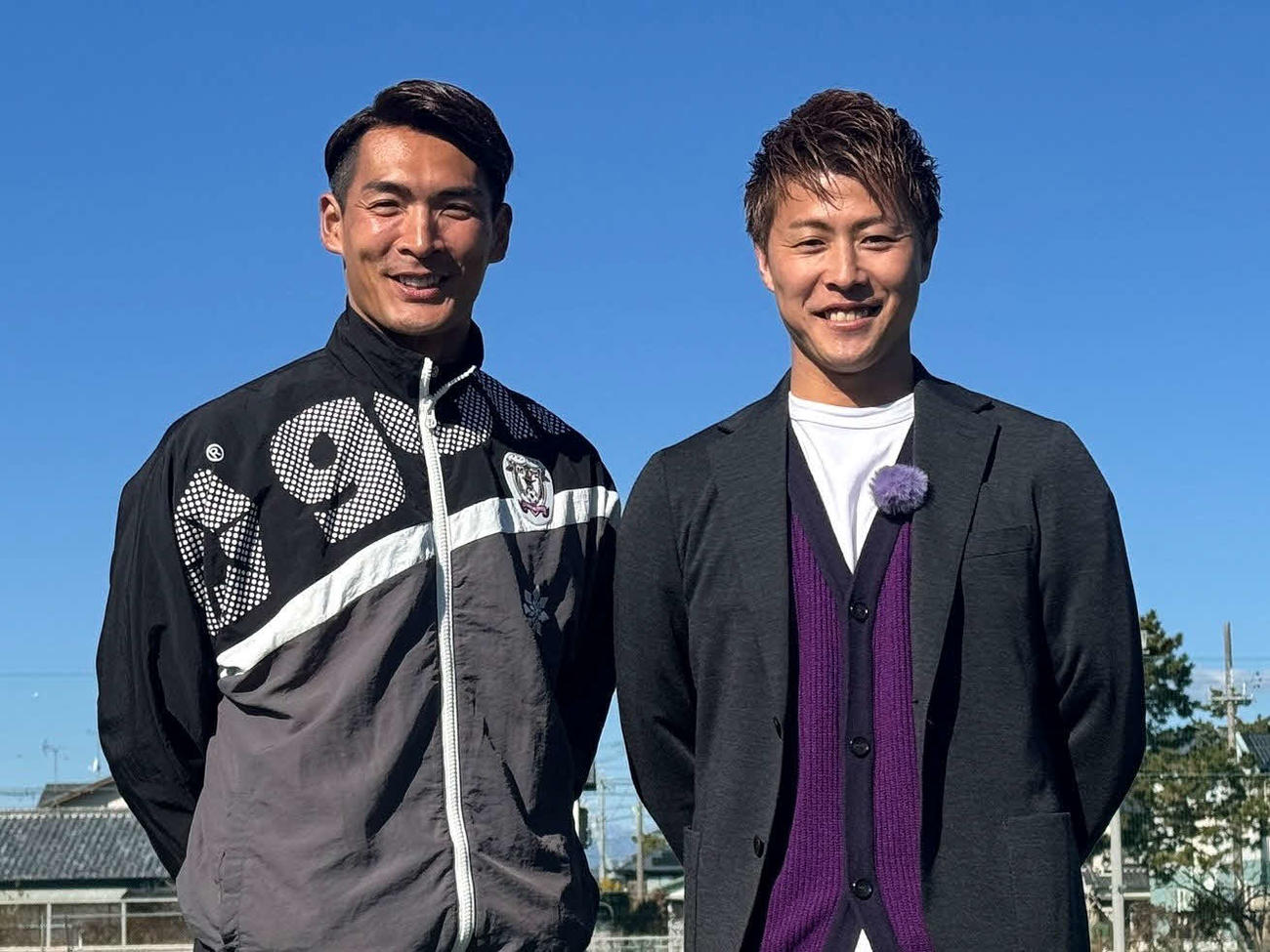 J2藤枝の槙野監督と元日本代表の柿谷氏（右）