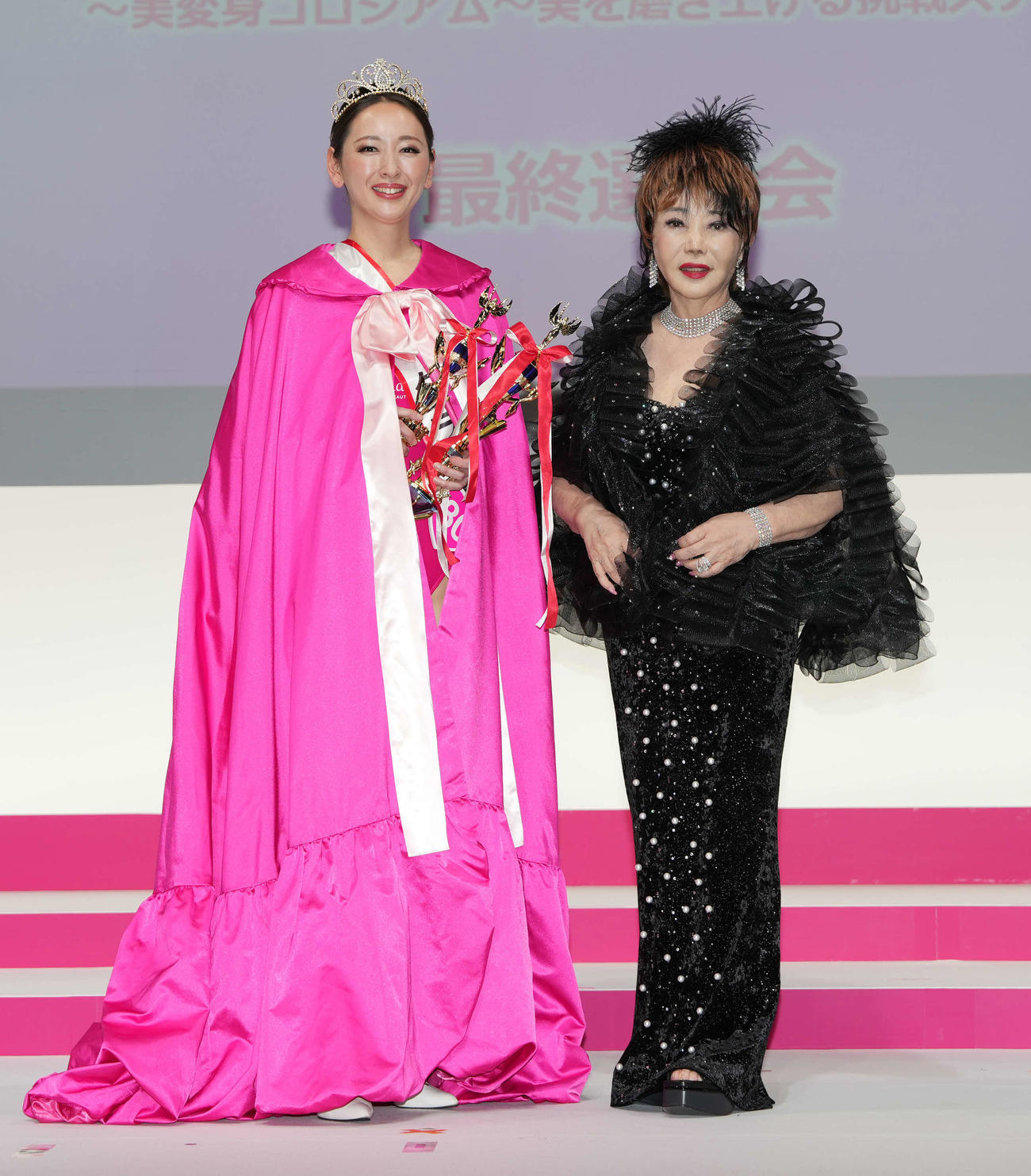 笑顔で写真に納まるたかの友梨（右）とグランプリの吉田和子さん（撮影・小島史椰）
