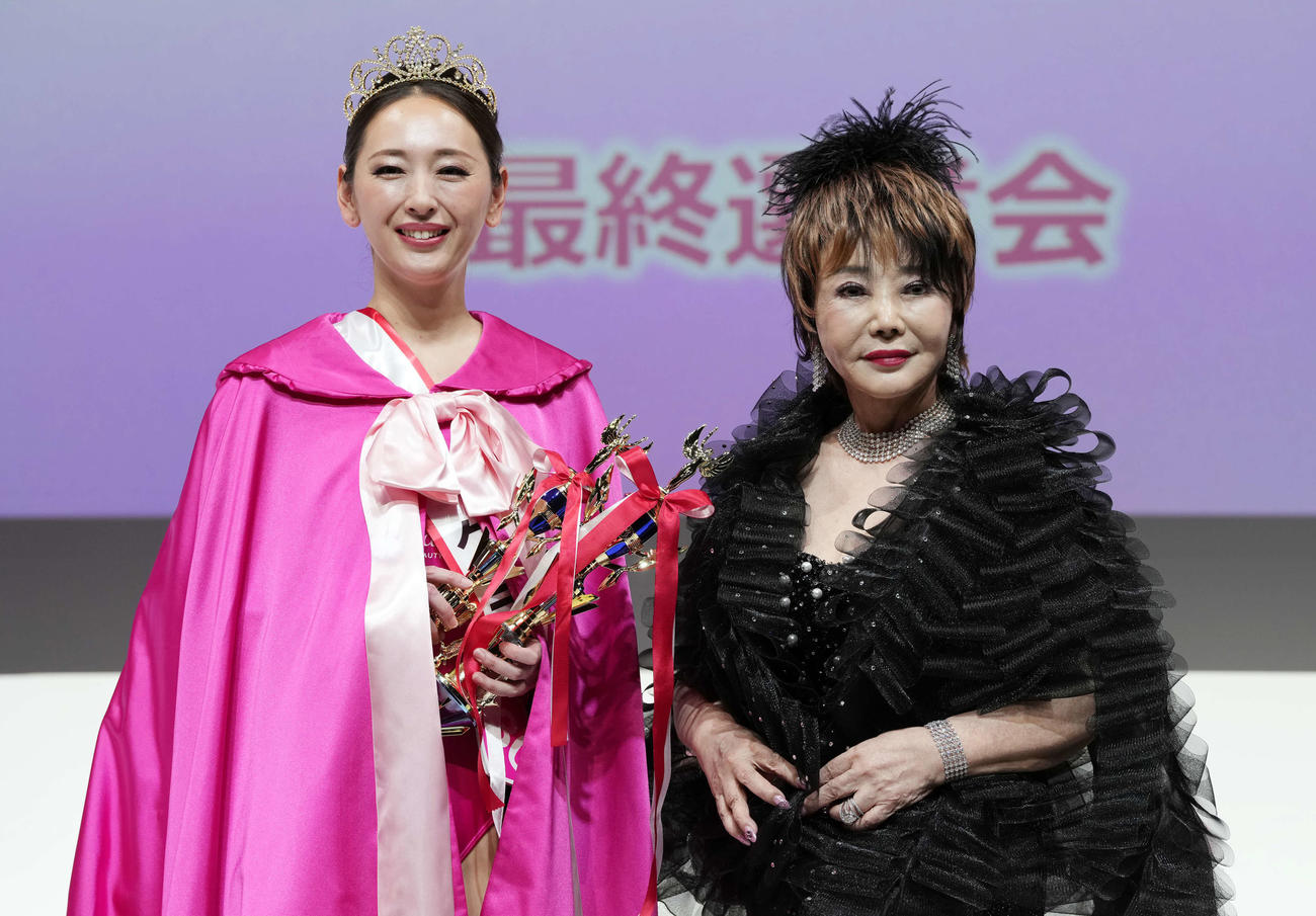 笑顔で写真に納まるグランプリの吉田和子さん（左）とたかの友梨（撮影・小島史椰）