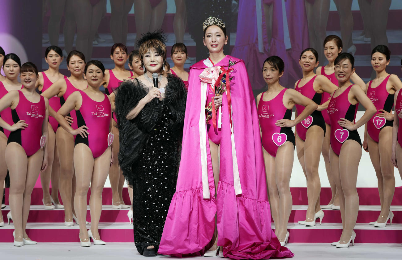 グランプリに輝いた吉田和子さん（手前右）と審査員のたかの友梨（手前左）（撮影・小島史椰）