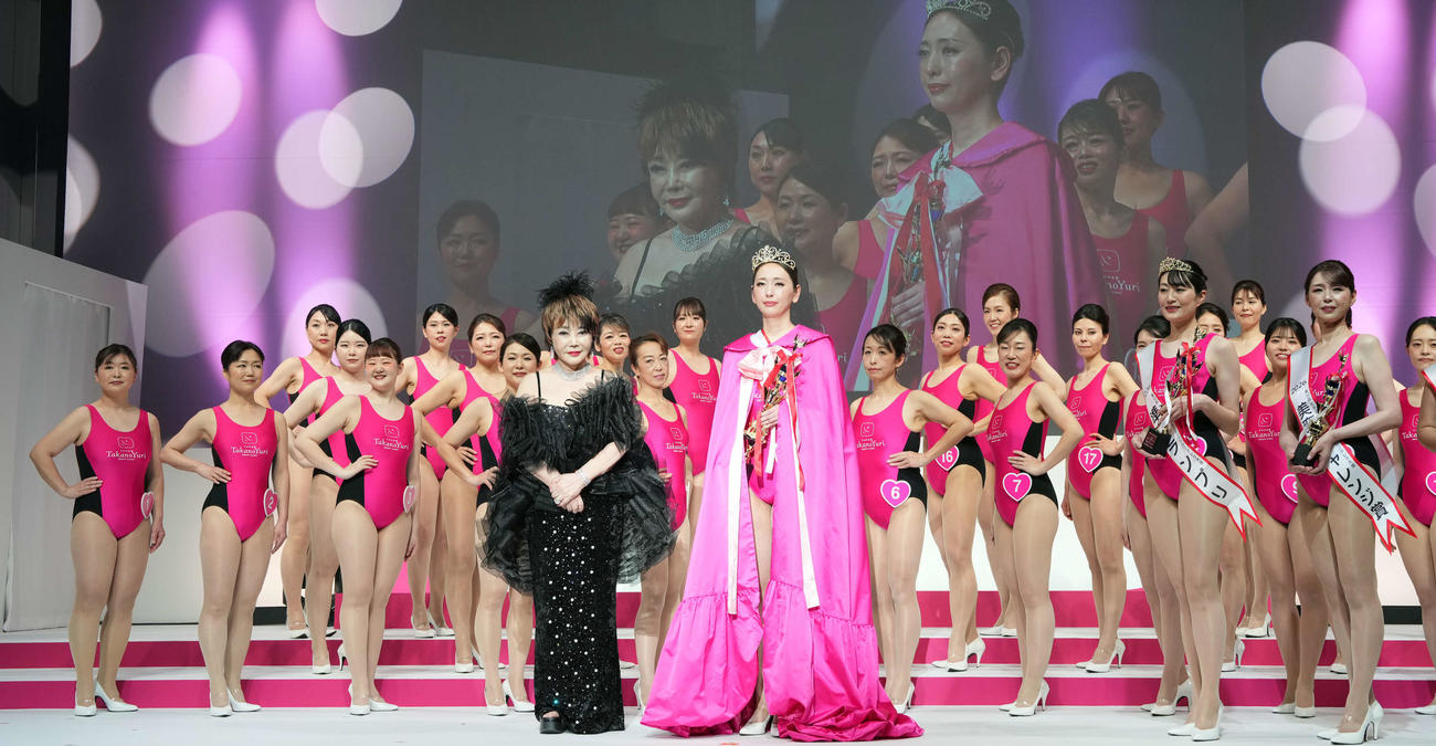 グランプリに輝いた吉田和子さん（手前右）と審査員のたかの友梨（手前左）（撮影・小島史椰）