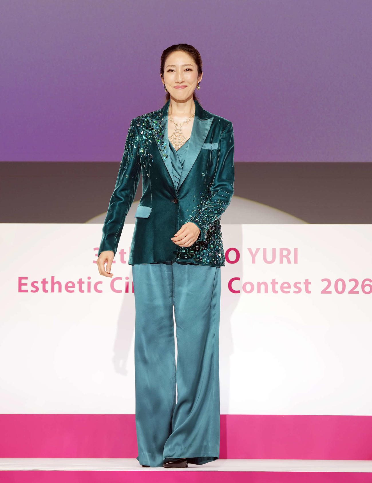 「第32回たかの友梨エステティックシンデレラ大会2026最終選考会」に登壇する審査員の水夏希（撮影・小島史椰）