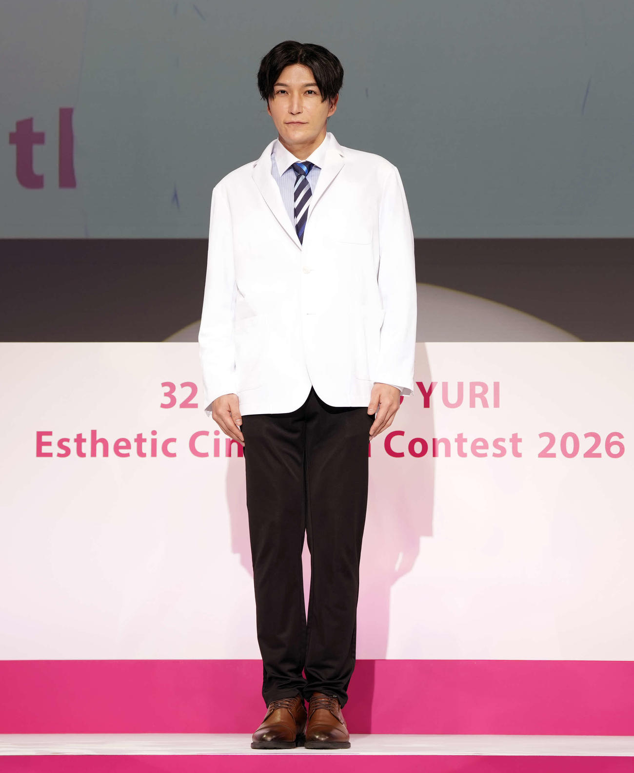 「第32回たかの友梨エステティックシンデレラ大会2026最終選考会」に登壇する審査員の湯地義啓（撮影・小島史椰）