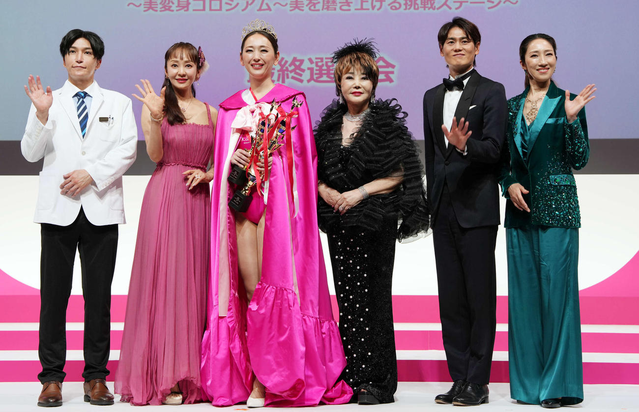 「第32回たかの友梨エステティックシンデレラ大会2026最終選考会」に登壇する、左から湯地義啓、神田うの、グランプリの吉田和子さん、たかの友梨、上重聡、水夏希（撮影・小島史椰）