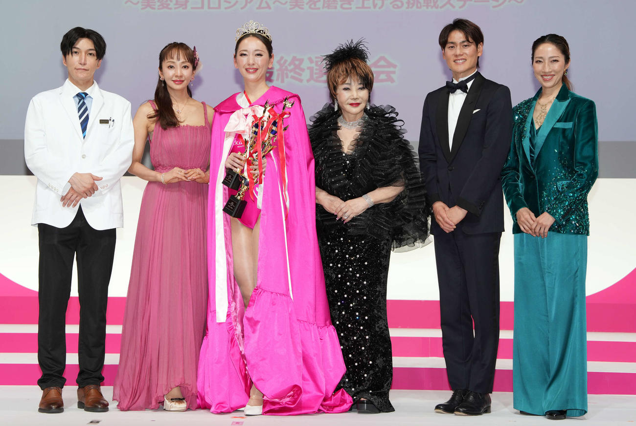 「第32回たかの友梨エステティックシンデレラ大会2026最終選考会」に登壇する、左から湯地義啓、神田うの、グランプリの吉田和子さん、たかの友梨、上重聡、水夏希（撮影・小島史椰）