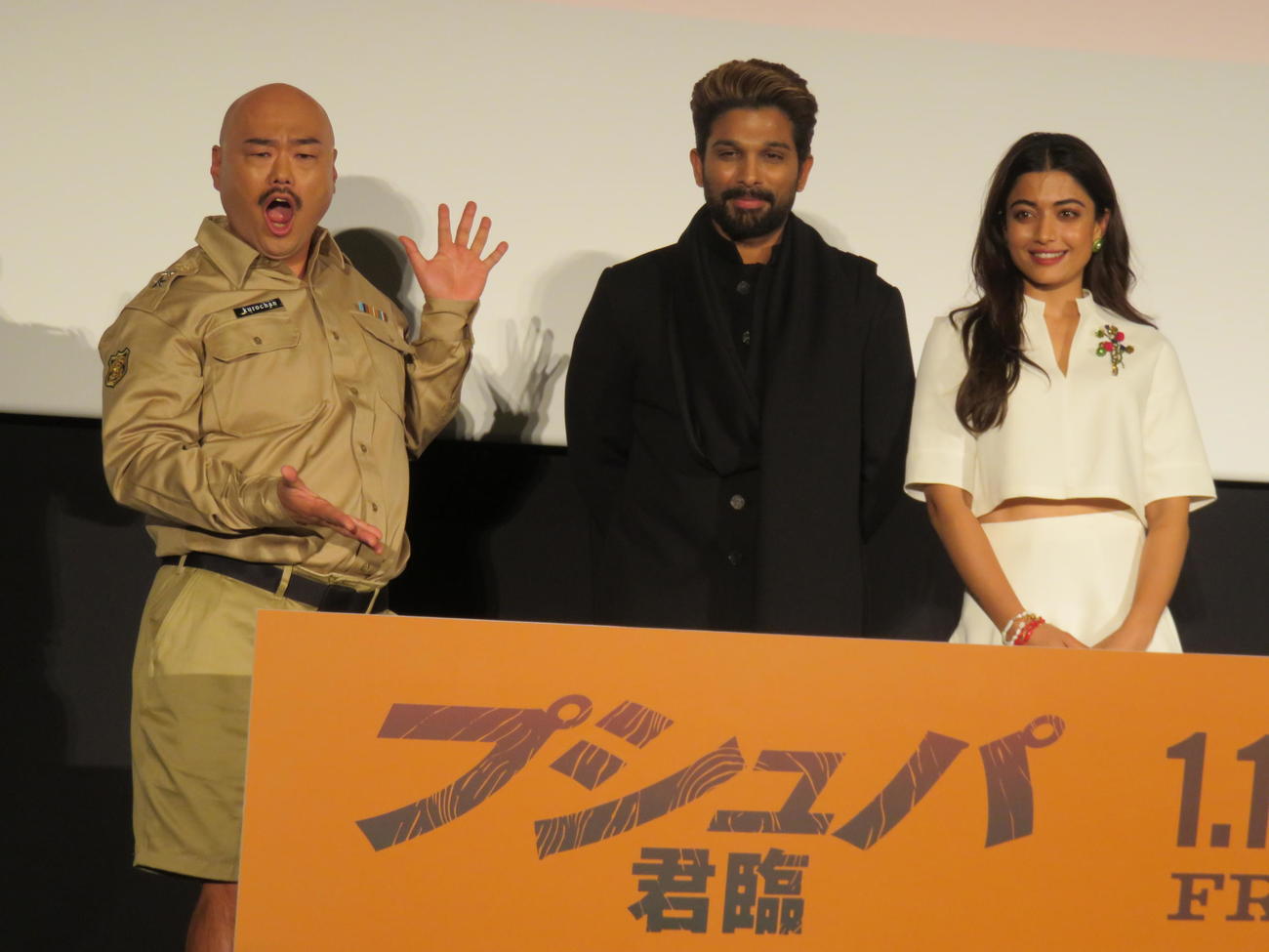 インド映画「プシュパ　君臨」前夜祭イベントに登壇した、左からクロちゃん、アッル・アルジュン、ラシュミカー・マンダンナ