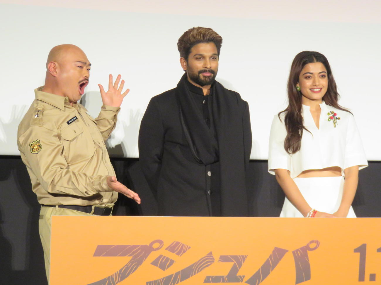 インド映画「プシュパ　君臨」前夜祭イベントに登壇した、左からクロちゃん、アッル・アルジュン、ラシュミカー・マンダンナ