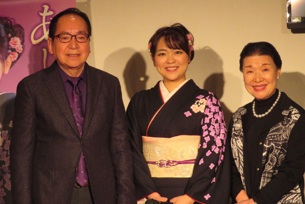21日に「あじさい坂」でデビューする平山花羽（中央）と作曲桧原さとし氏（左）、作詞さわだすずこ氏