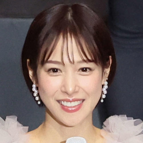 元テレ東の鷲見玲奈、ニーハイ美脚姿でドライバー豪快試打「ナイスショット　格好可愛い　綺麗」