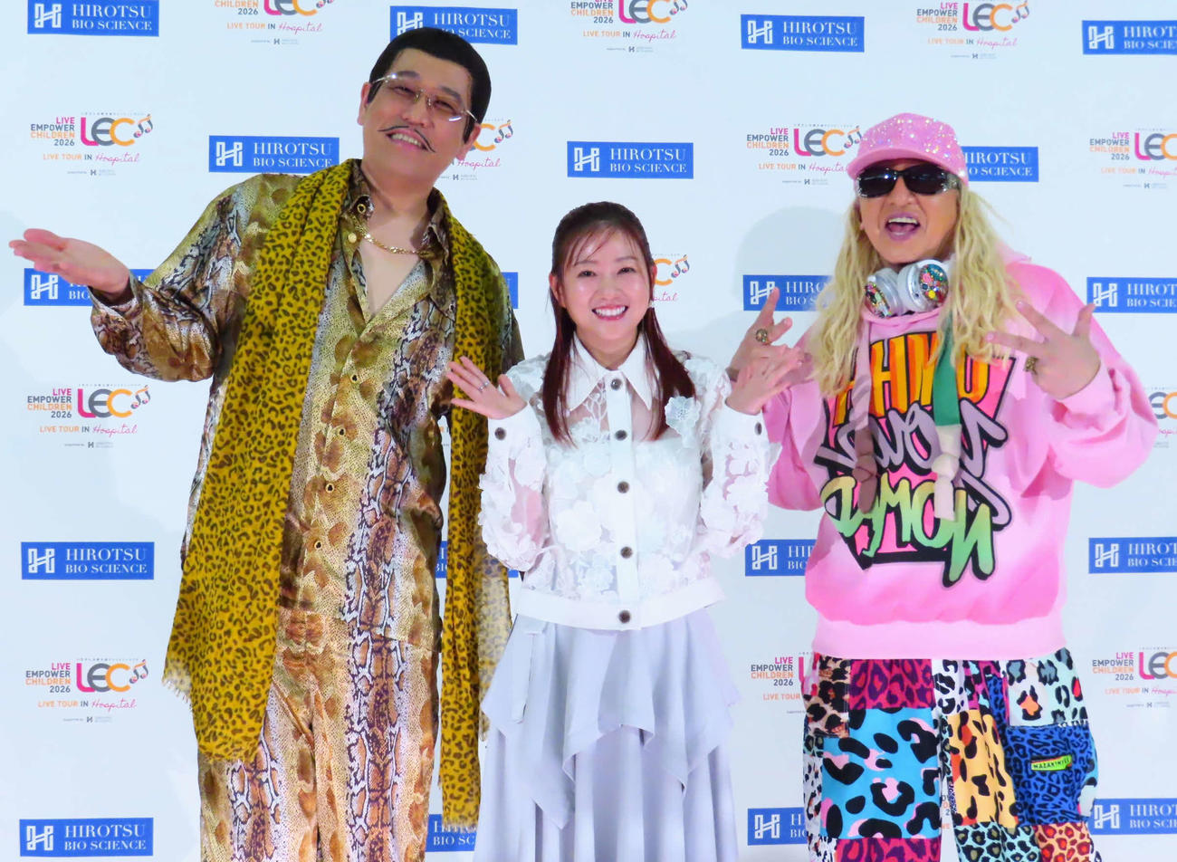 チャリティーライブ「LIVE EMPOWER CHILDREN 2026 LIVE IN HOSPITAL」に出演した、左からピコ太郎、伊藤千晃、DJ KOO