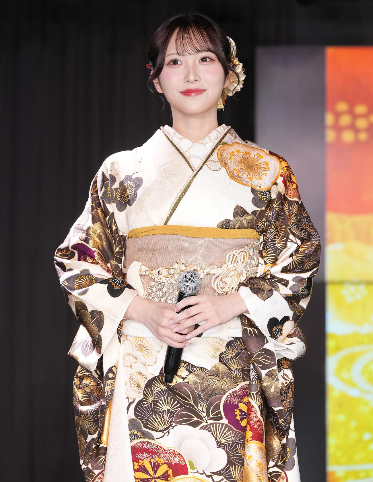 「≠ME／≒JOY二十歳のつどい2026」で晴れ着姿を披露する≒JOYの逢田珠里依（撮影・垰建太）