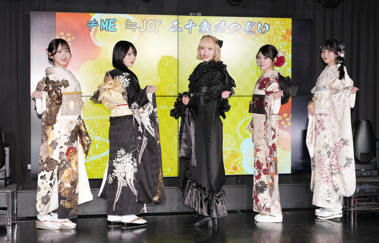 「≠ME／≒JOY二十歳のつどい2026」に登壇し晴れ着姿で写真に納まる、左から逢田珠里依、江角怜音、川中子奈月心、大西葵、山田杏佳（撮影・垰建太）