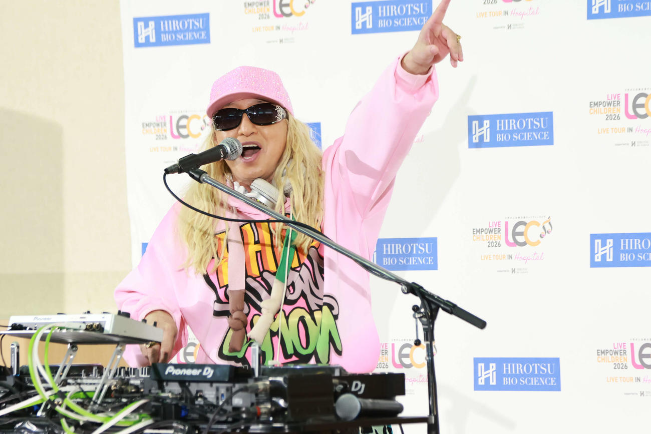 チャリティーライブ「LIVE EMPOWER CHILDREN 2026 LIVE IN HOSPITAL」でパフォーマンスするDJ KOO
