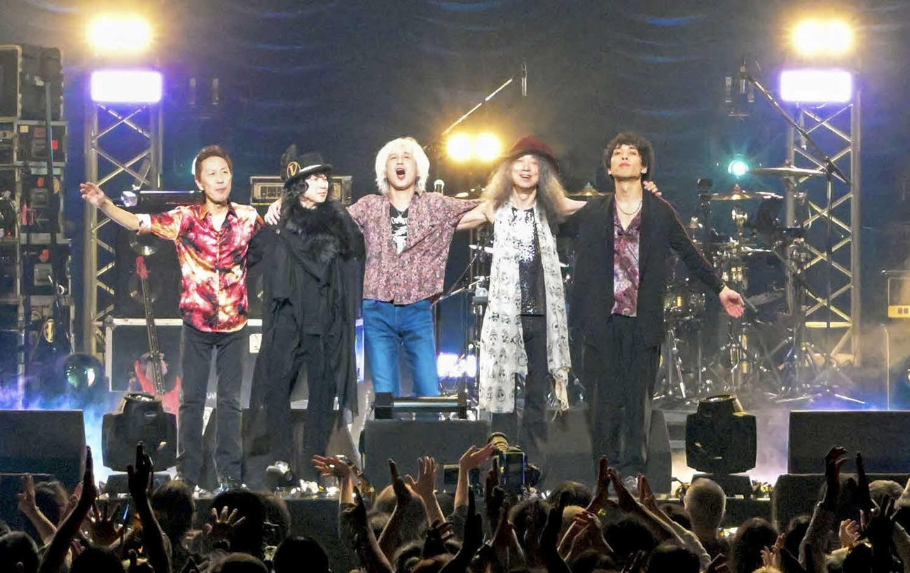 3rdアルバム「III」発売40周年記念ライブ「The 40 Years of VOW WOW  III Celebration」を行ったVOW WOW。左から永井敏己、厚見玲衣、人見元基、山本恭司、山本真央樹