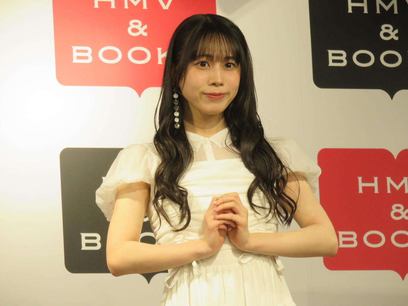 1st写真集「うたかた」の発売記念イベントを行った野中ここな