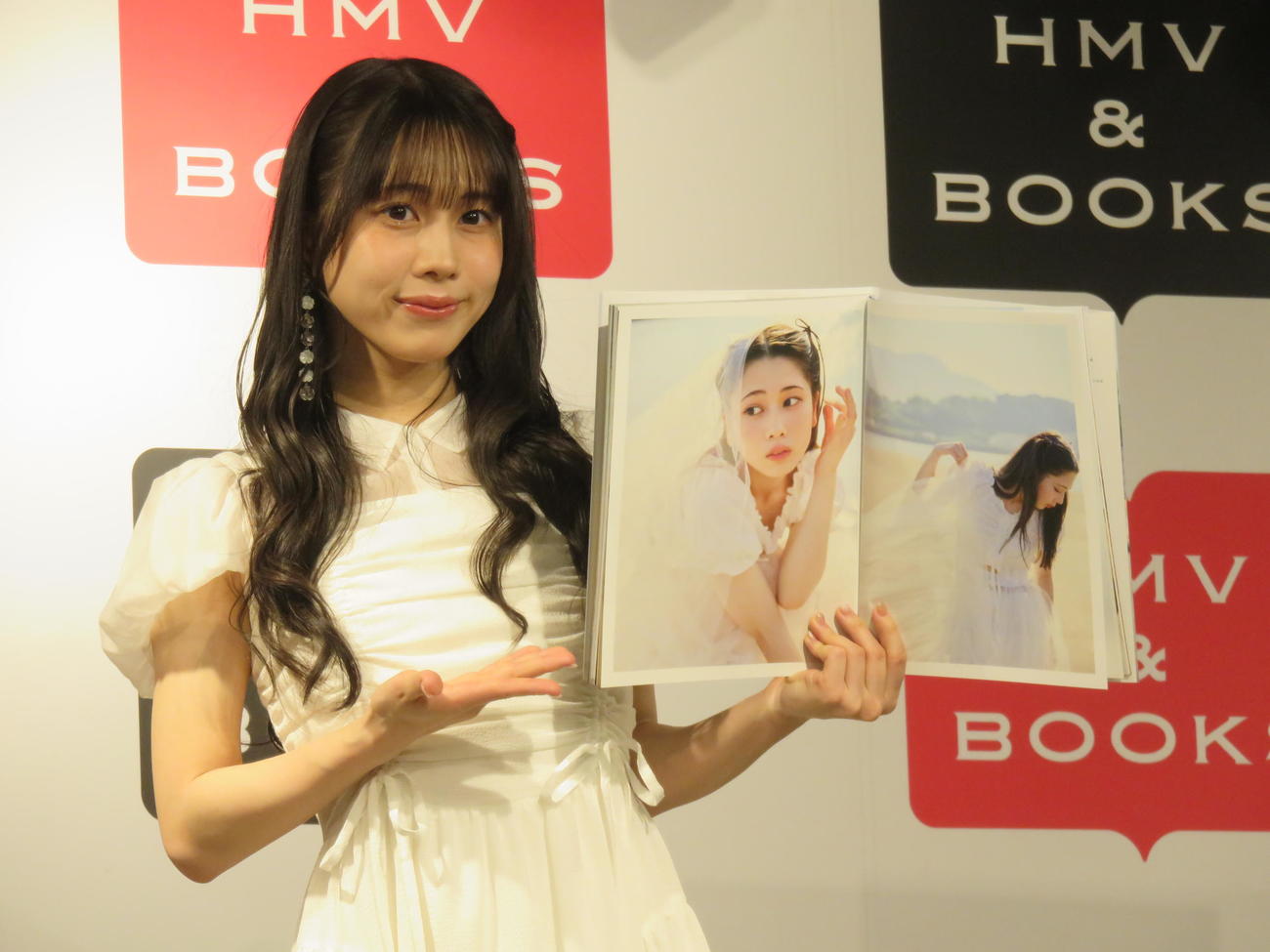 1st写真集「うたかた」のお気に入りカットを紹介する野中ここな
