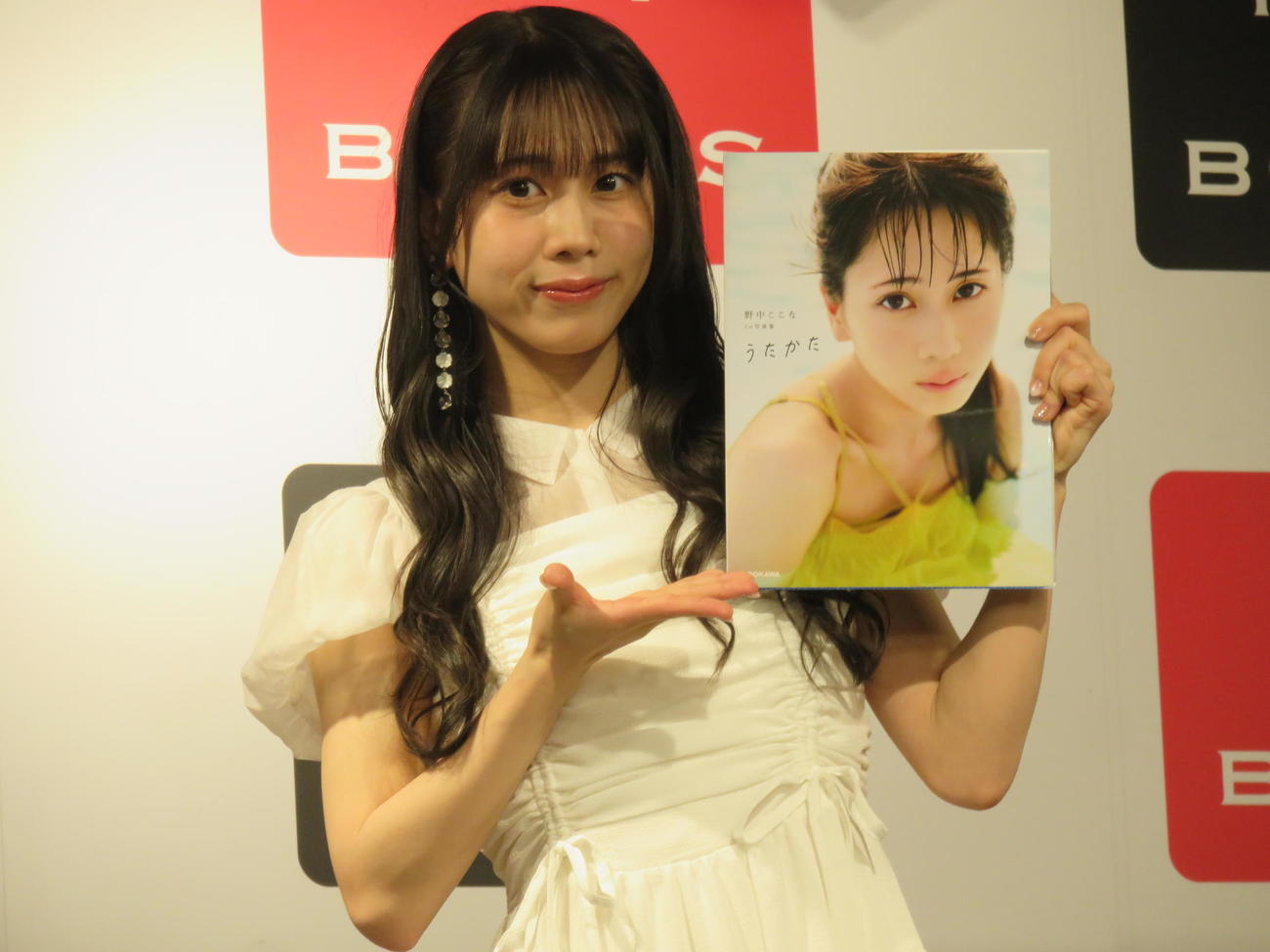 1st写真集「うたかた」の発売記念イベントを行った野中ここな